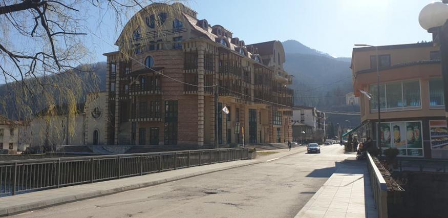 U Fojnici postavljena sredstva za dezinfekciju ruku, počelo pranje i dezinfekcija ulica