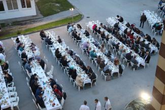 Oko 300 gostiju iftarilo ispred turskog kulturnog centra u Fojnici