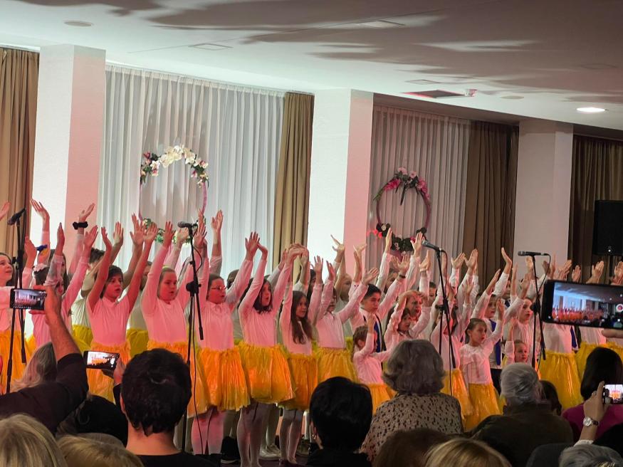 Koncert &#039;Mojoj dragoj BiH’/Članice VA Srma sa gostima oduševile brojne Fojničane i goste