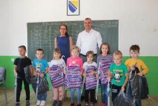 Fojnički prvačići sjeli u školske klupe/ Načelnik Klisura ih obradovao poklonima