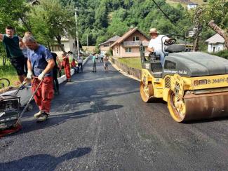 Asfaltirana ulica Luke