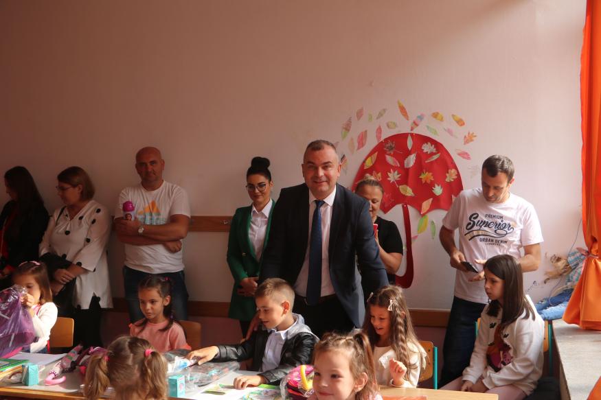 Fojnički prvačići sjeli u &scaron;kolske klupe/ Načelnik Klisura ih obradovao poklonima