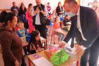 Općina Fojnica obezbijedila ruksake sa školskim priborom za prvačiće